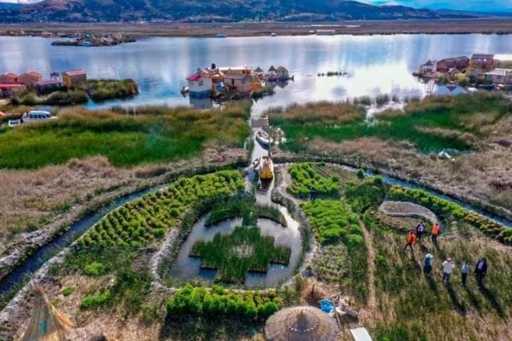 Uros Aruma Uro On Uros Floating Islands Puno Exterior photo