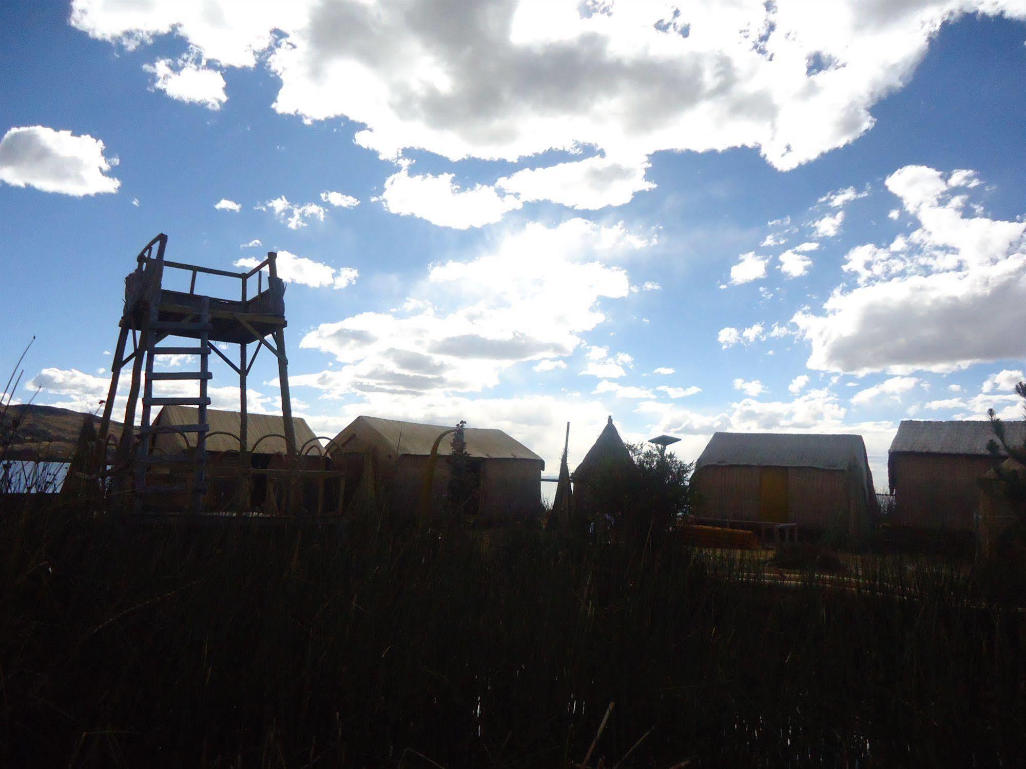 Uros Aruma Uro On Uros Floating Islands Puno Exterior photo